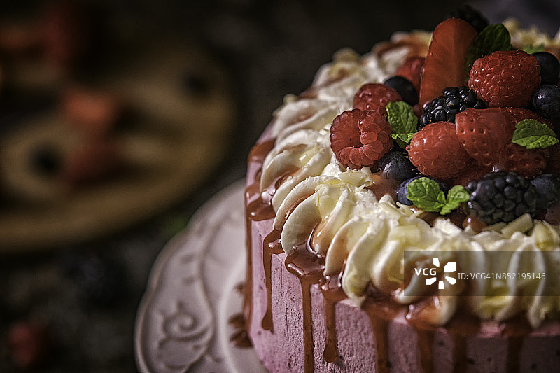 草莓层蛋糕与生奶油图片素材