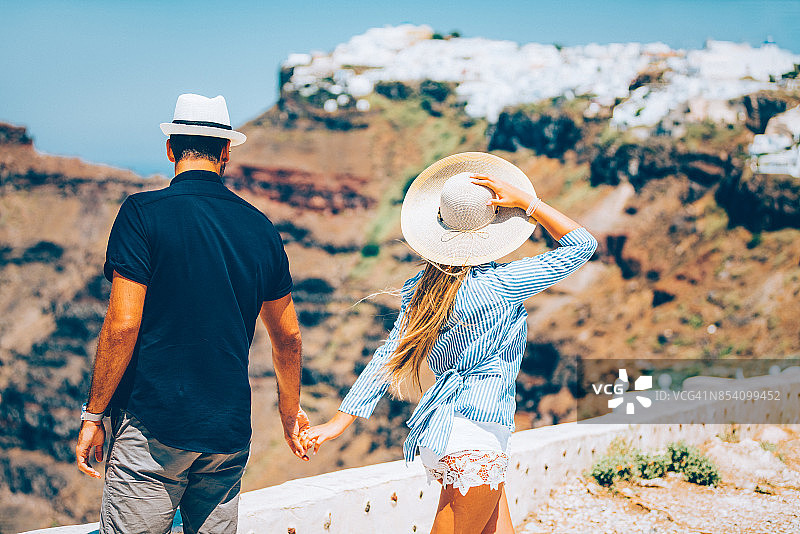 一对快乐的年轻夫妇在希腊圣托里尼岛度假图片素材