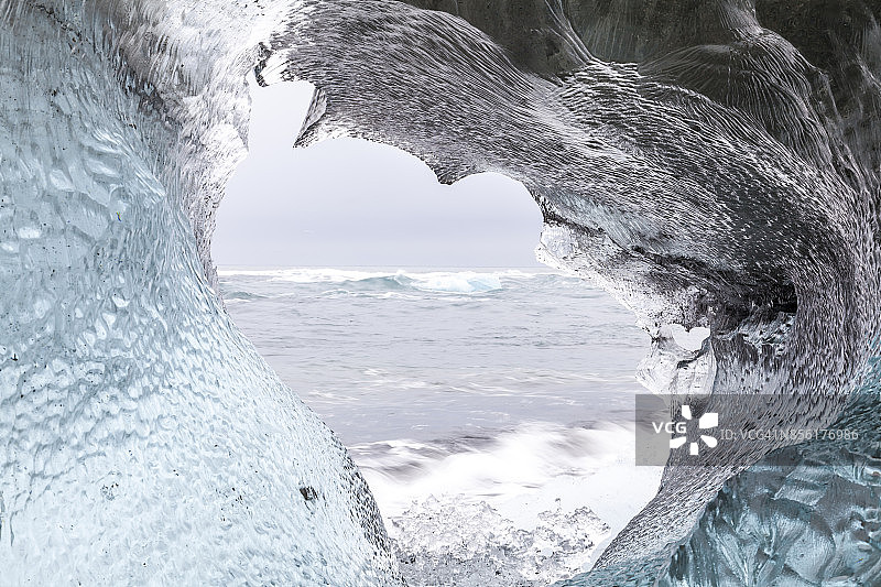 Jokulsarlon海滩的冰山窗图片素材