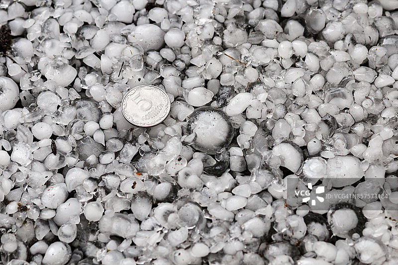 冰雹的大小与较大的硬币，冰雹冰雹后在地面上的冰雹，巨大的冰雹图片素材