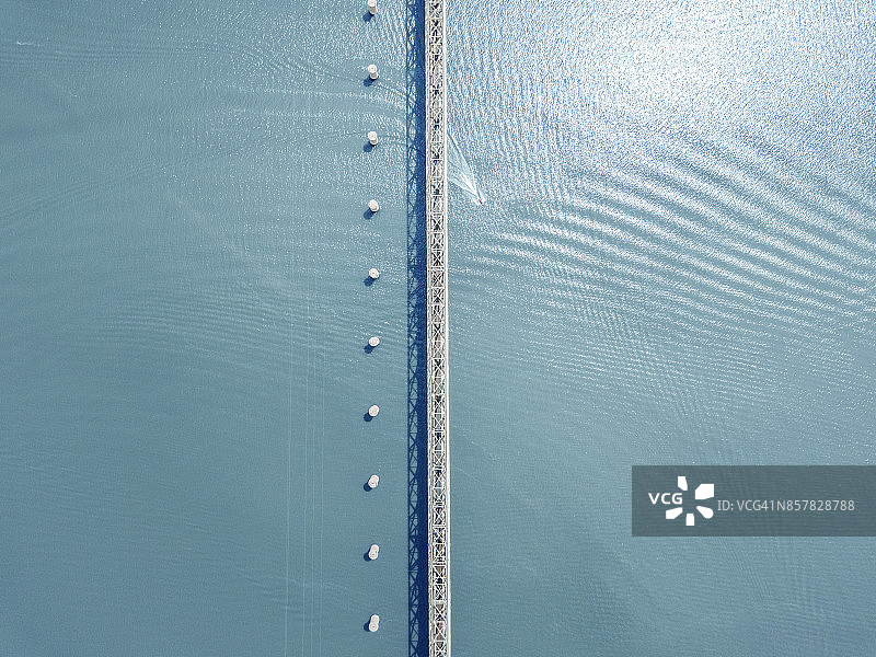 河上桥上汽车的鸟瞰图图片素材