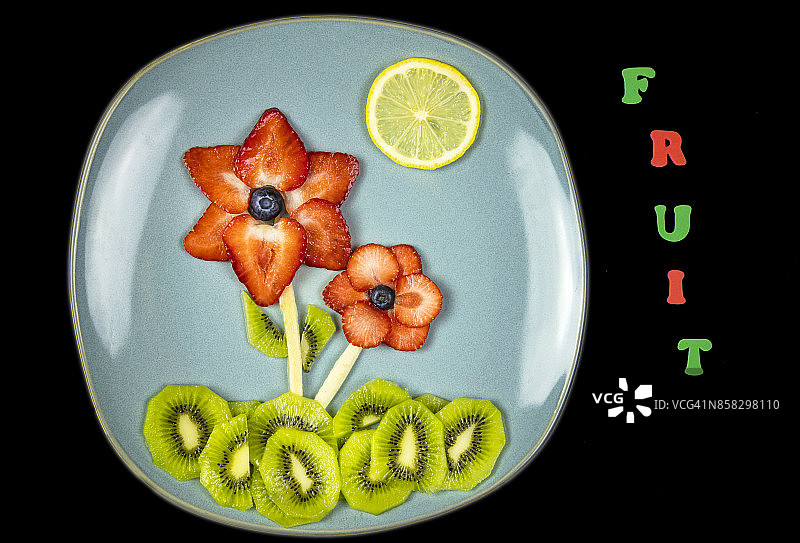 鲜花与新鲜水果和水果文本。水果艺术配方。美食艺术创意概念。图片素材