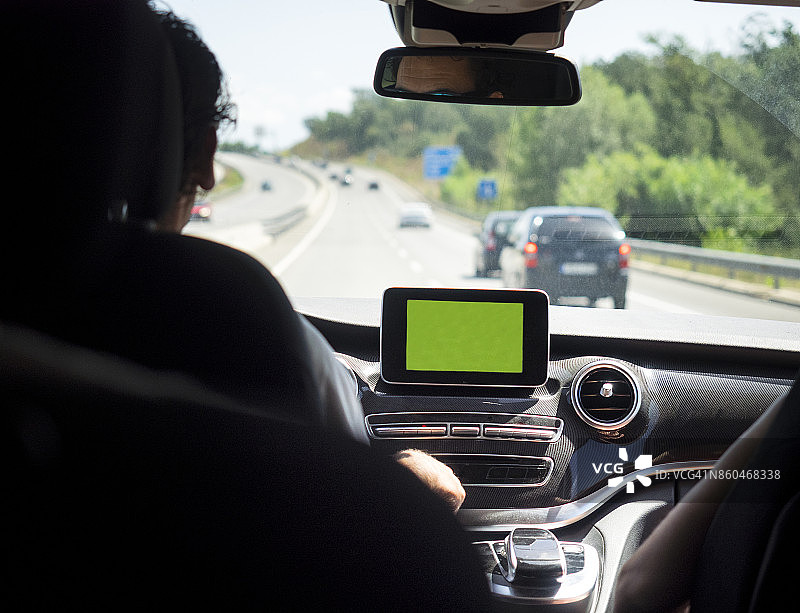 在GPS的帮助下，一辆汽车的内部在公路上循环，有一天交通和太阳。西班牙加泰罗尼亚图片素材