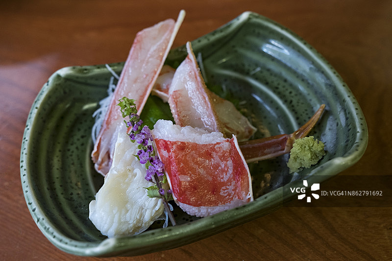 传统的日本料理，帝王蟹腿和芥末碟图片素材