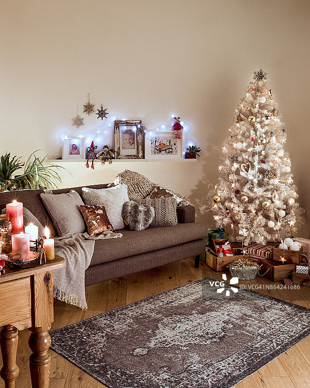 白色圣诞树的北欧圣诞节图片素材