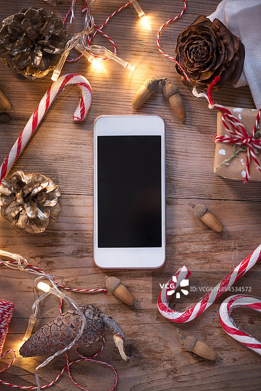 手机与空白屏幕和圣诞节装饰木制复古风格的背景图片素材