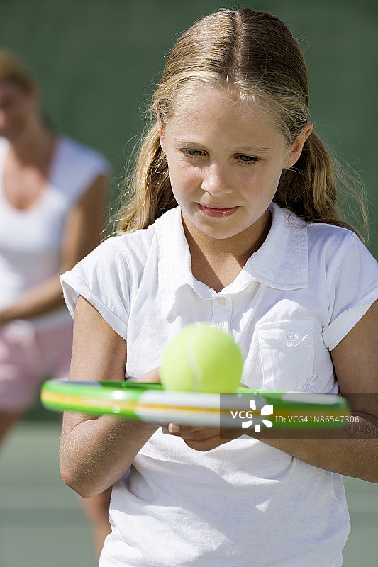 网球拍上有球的女孩图片素材