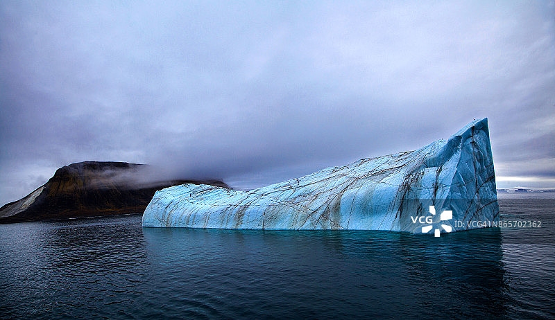 漂浮在北极的冰山图片素材