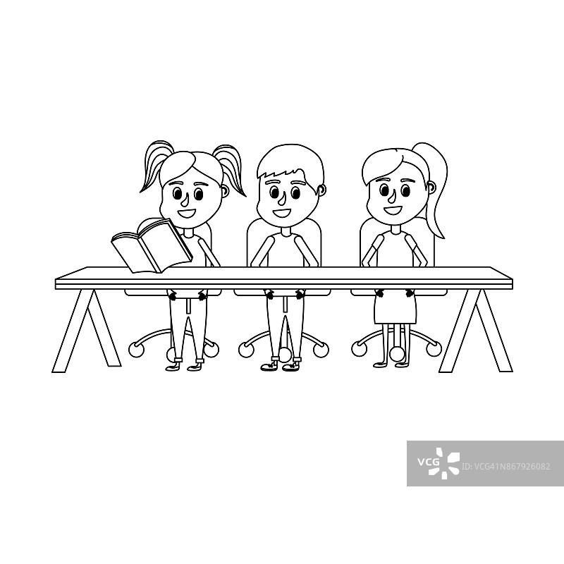 排着队的孩子们坐在木桌上图片素材