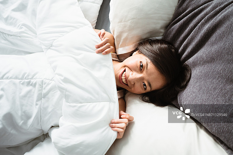 睡在床上的中国女人图片素材