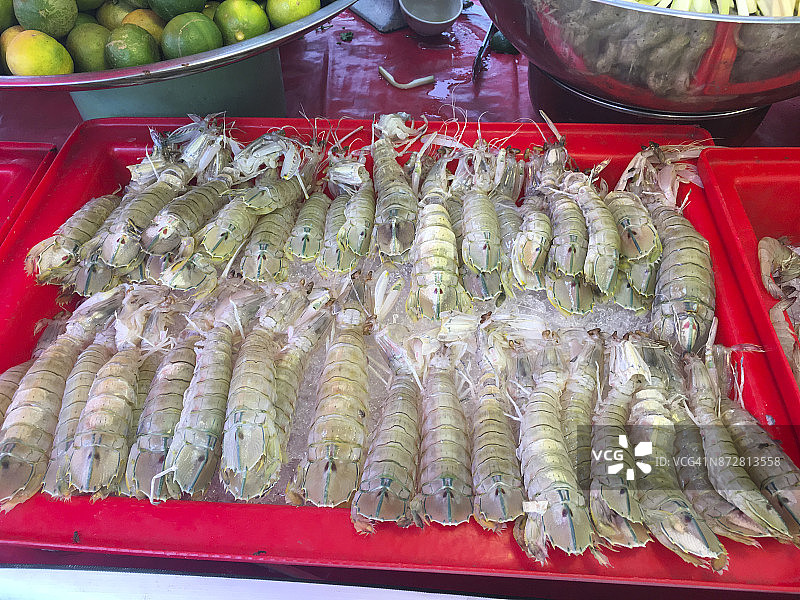 泰国街头市场的螳螂虾图片素材