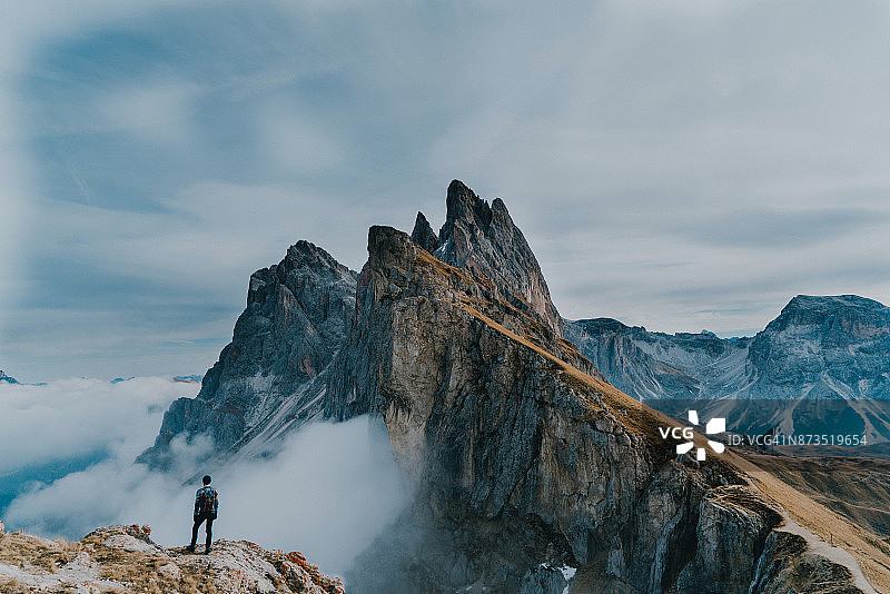 一名男子在Dolomites的Seceda山附近徒步旅行图片素材