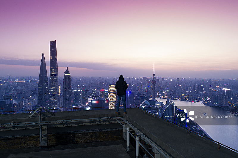 一名男子站在高楼上望着上海芦鸡嘴地标建筑图片素材