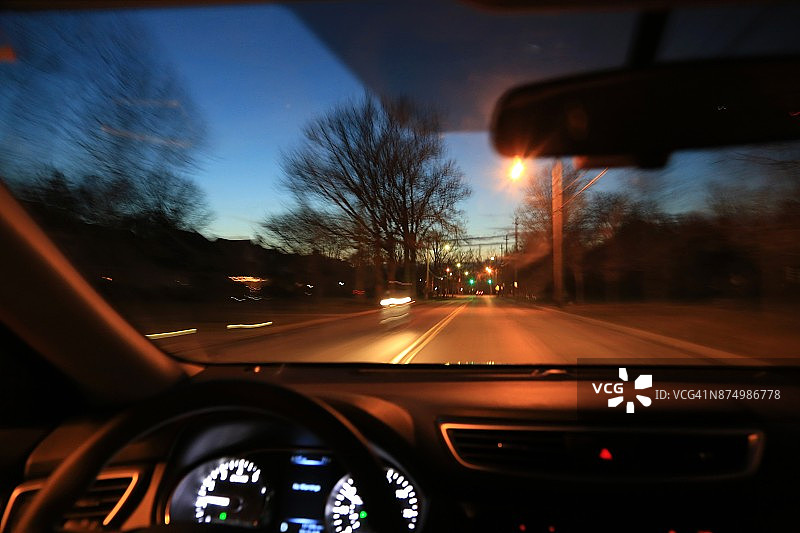 黄昏时分高速公路上的司机图片素材