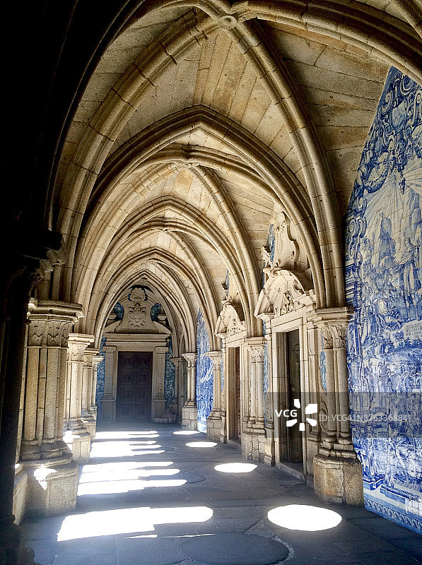 葡萄牙波尔图的蓝白瓷砖人行道图片素材