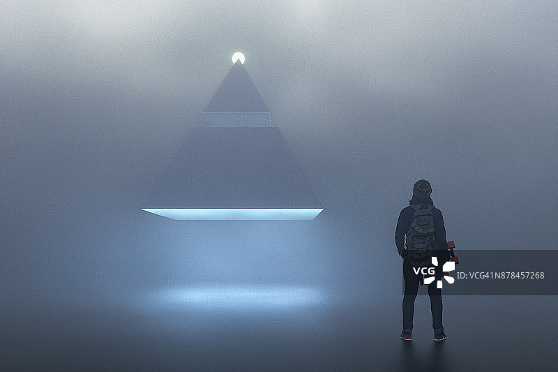 在雾霾的夜晚降落飞碟金字塔图片素材