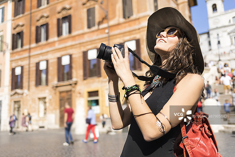 在西班牙广场上拍照的女人图片素材