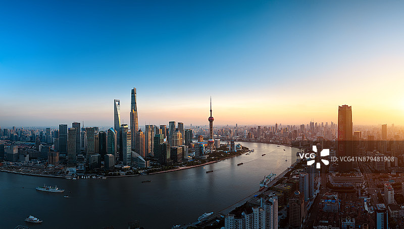 日落时的地标和城市景观，上海，中国图片素材