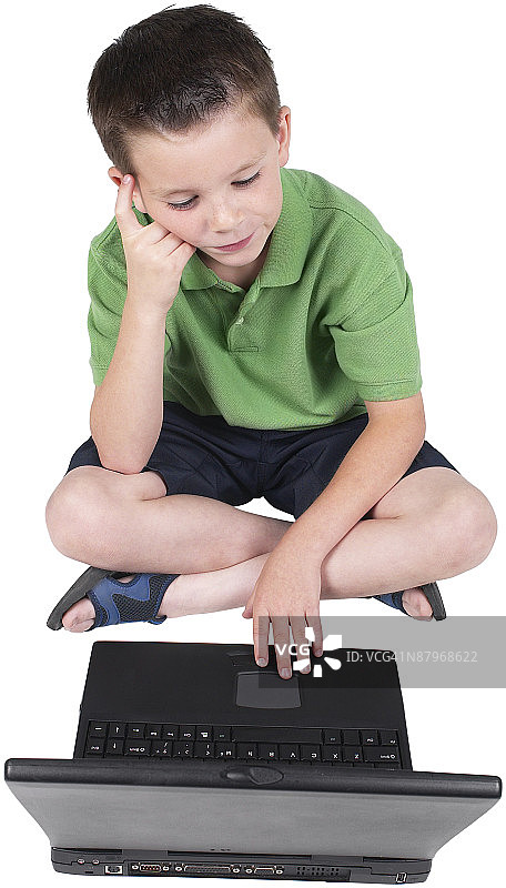 思考小男孩使用笔记本电脑图片素材