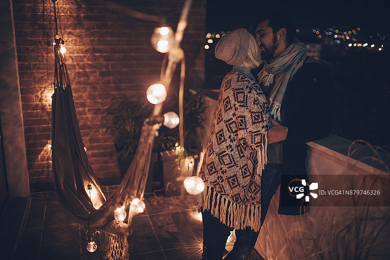 露天阳台上的浪漫夜晚图片素材