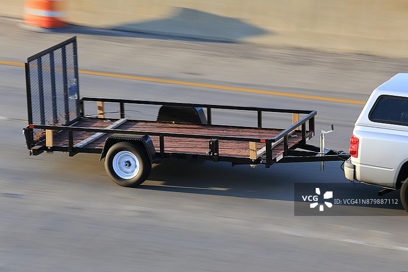 多功能拖车被拖上高速公路图片素材