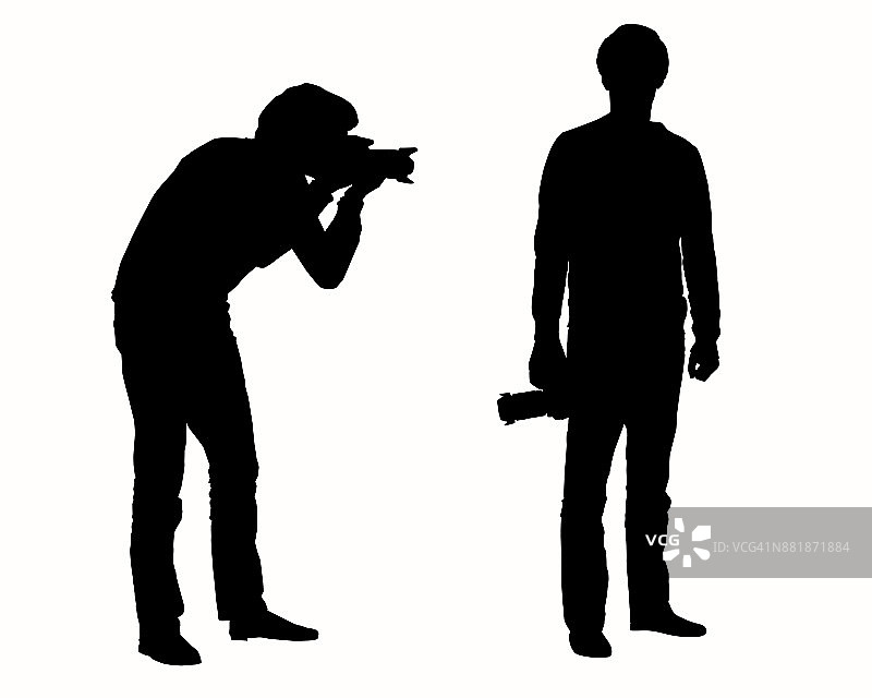 一套真实的矢量剪影跪和站立的摄影师与长焦和背包，孤立在白色的背景图片素材
