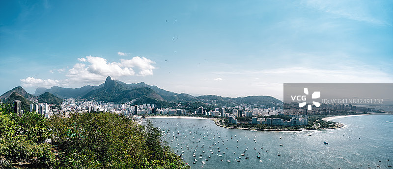 鸟瞰图的里约热内卢城市景观与博塔弗戈湾和山脉图片素材