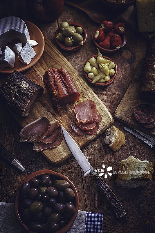 西班牙萨拉米，香肠，火腿和优质奶酪的变种图片素材