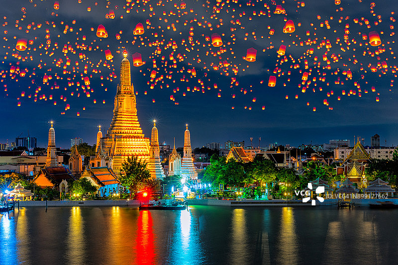 浮灯和水灯会在怡鹏节在Wat Arun是一个佛教寺庙(Wat)在曼谷Yai区，泰国曼谷图片素材