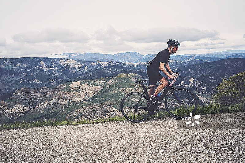 圣芭芭拉山上的资深自行车手图片素材