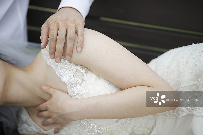 在婚礼前，男人用她的手挽着肩膀图片素材