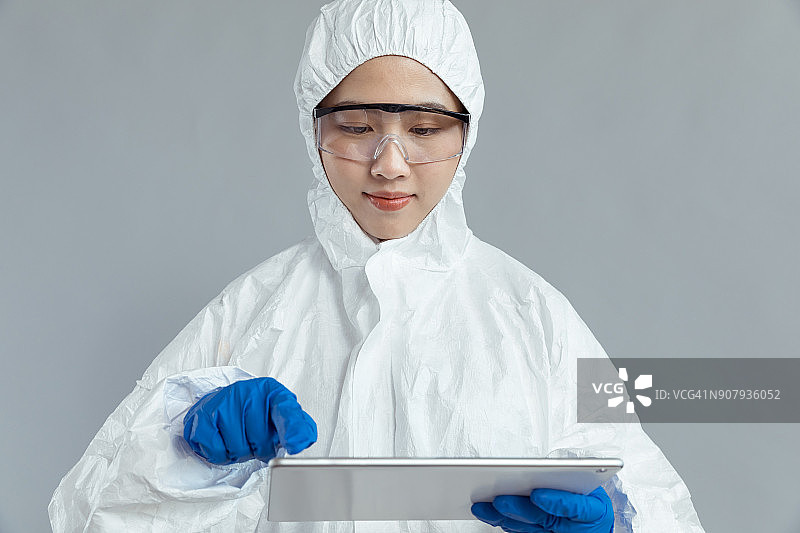 亚洲女科学家与数字平板电脑，工作室拍摄。图片素材
