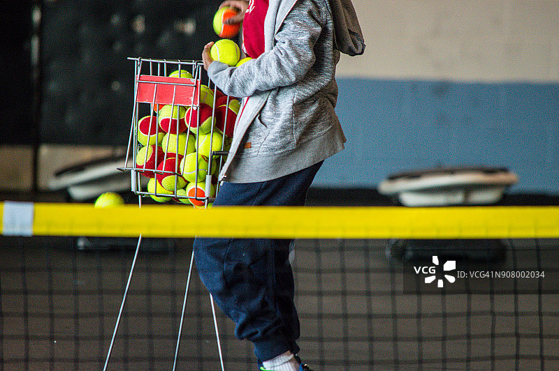 收集网球的男孩。图片素材