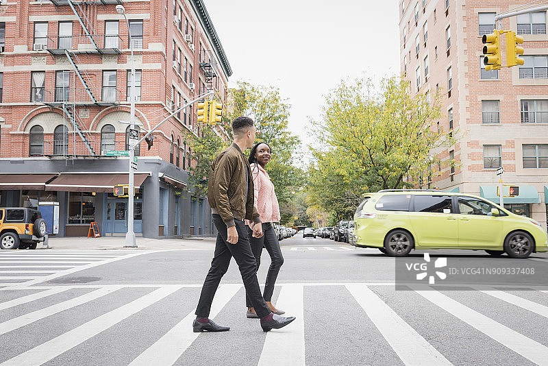 一对年轻夫妇走在城市里图片素材