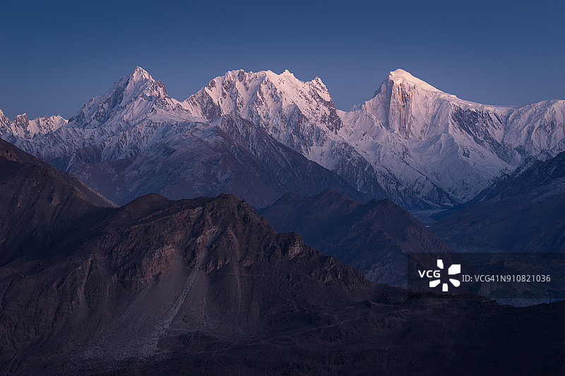 日落时分，巴基斯坦罕萨谷的喀喇昆仑山脉的雪峰图片素材