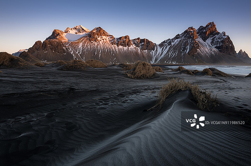 冰岛Vestrahorn山顶的日出图片素材