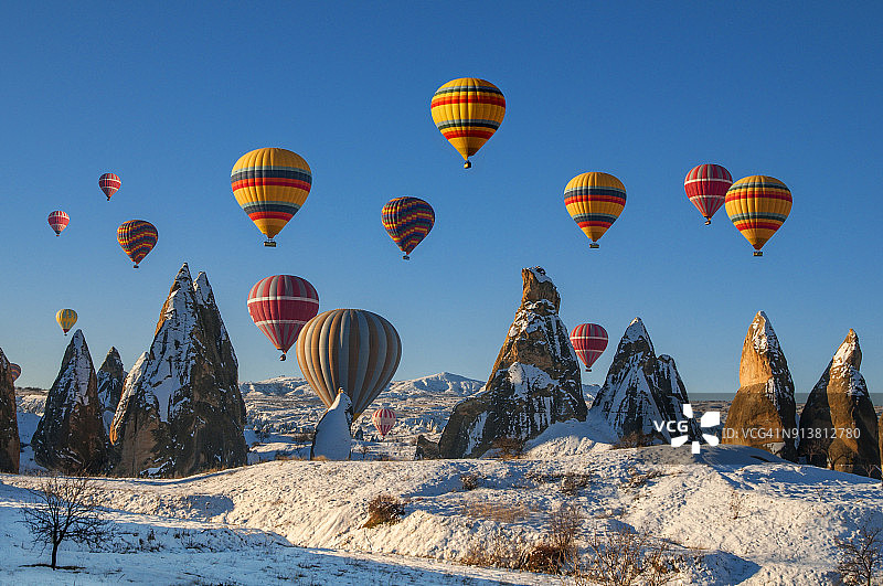 土耳其安纳托利亚中部，内夫塞希尔，卡帕多西亚的热气球图片素材
