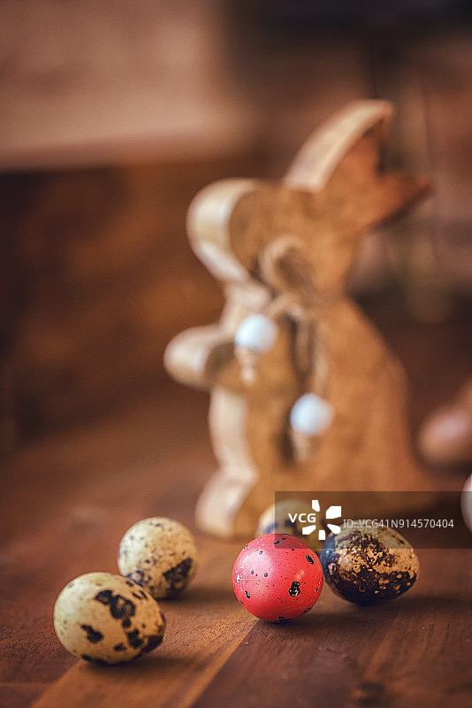 复活节彩蛋和复活节兔子的彩色装饰图片素材