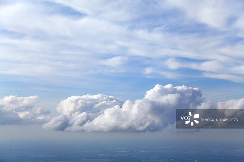 云，从飞机上看图片素材
