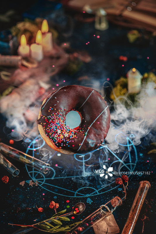 被炼金术五角星召唤的巧克力甜甜圈。魔法烹饪食谱。nceptual食品摄影。图片素材