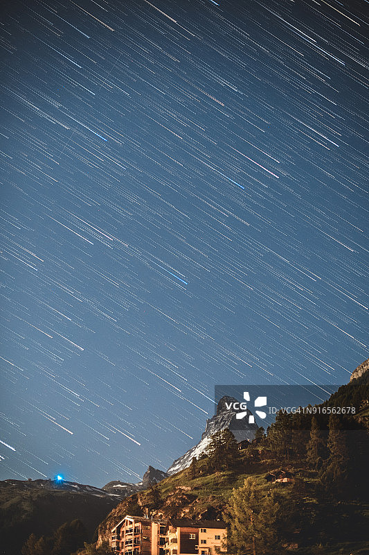 在瑞士策马特，看到著名马特洪峰上空的星迹图片素材