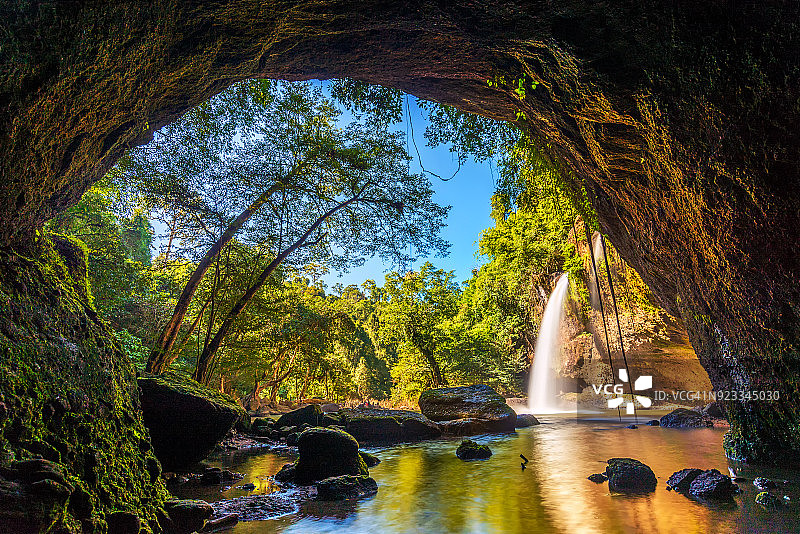 在泰国Khao Yai国家公园的森林悬崖上的美丽瀑布，Haew Suwat瀑布图片素材