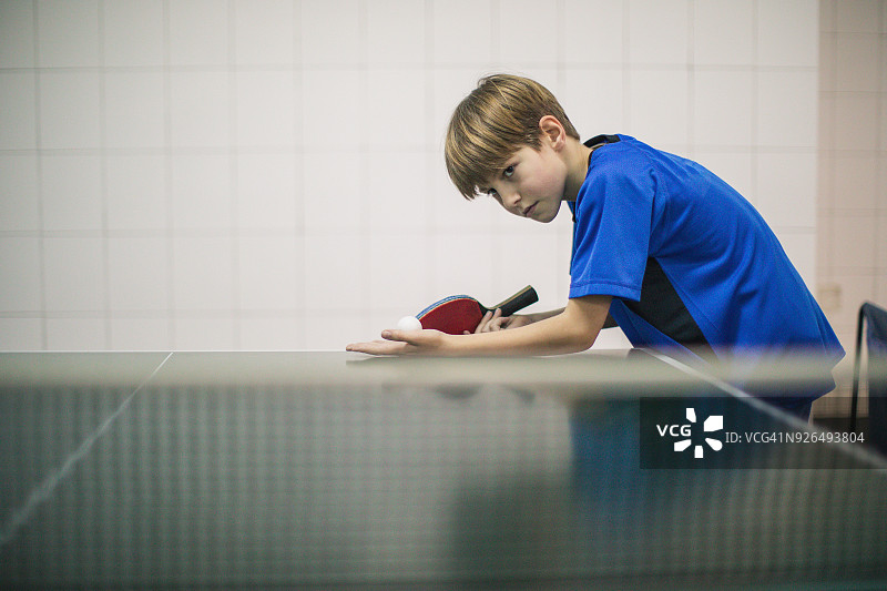 男孩在打乒乓球图片素材