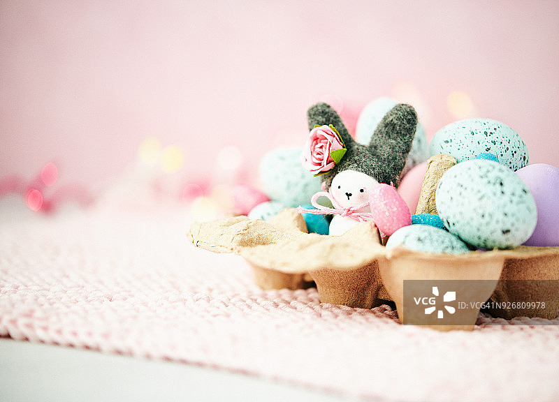 手工制作的复活节兔子装在装有复活节彩蛋的硬纸盒里图片素材