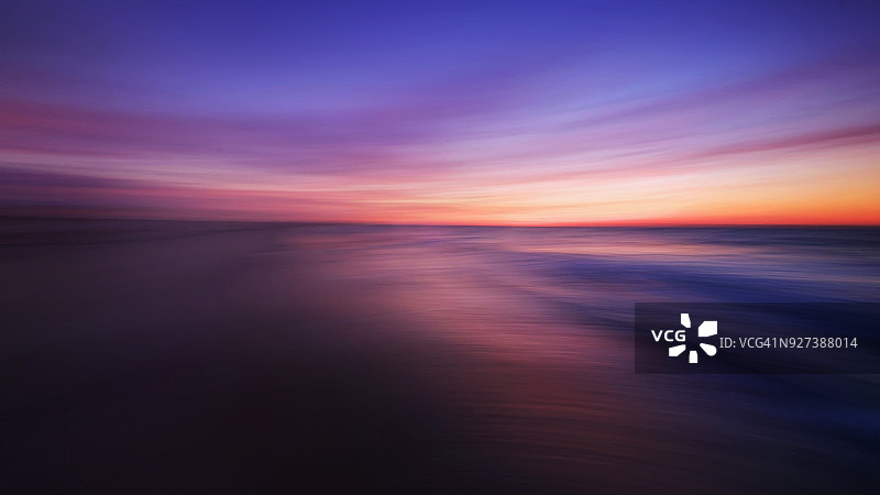 琼斯海滩的紫色波浪全景图片素材