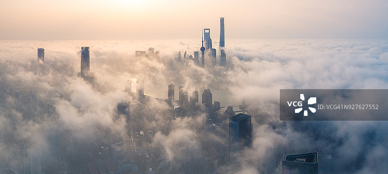 日出时平流雾上的上海全景图片素材