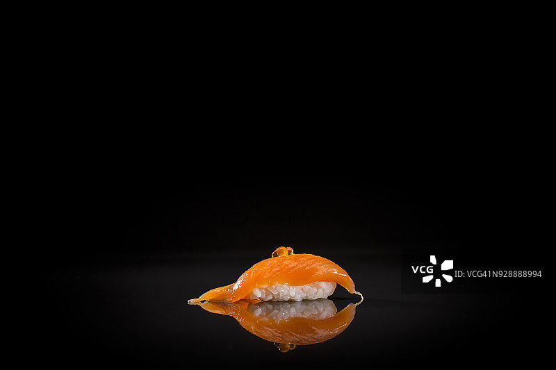 寿司配上鲑鱼蛋图片素材