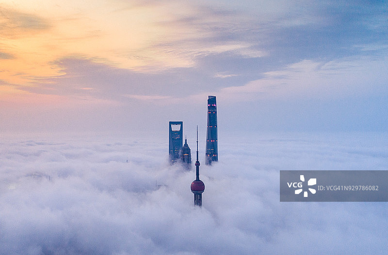 上海陆家嘴高楼大厦平流雾图片素材