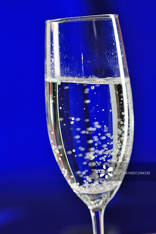 一杯蓝色背景的香槟图片素材