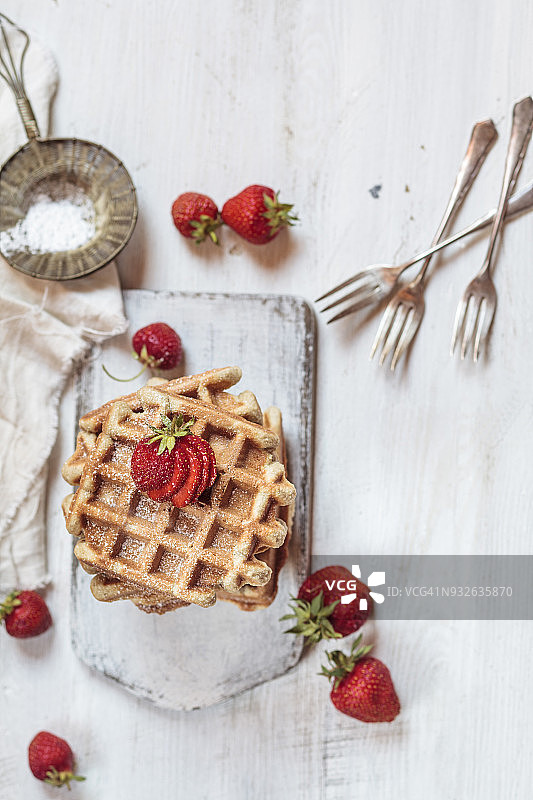 草莓和糖粉的比利时华夫饼图片素材